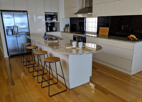 Ochre Point Beach House On Moana Seafront - Holiday Find 2