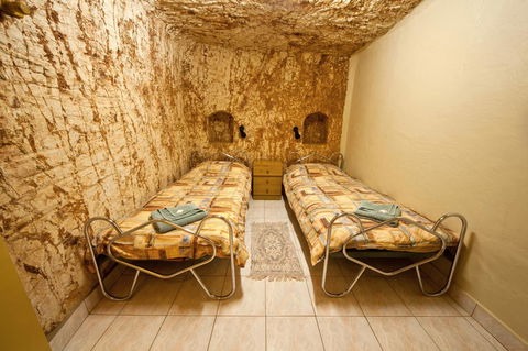 Radeka Downunder Underground Motel - Holiday Find 7