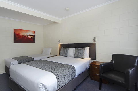 Victor Harbor City Inn - Holiday Find 32