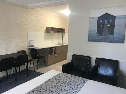 Victor Harbor City Inn - Holiday Find 12