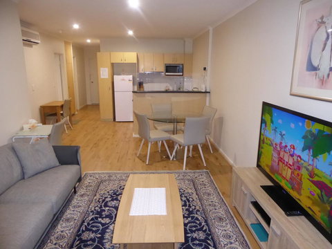 ADELAIDE CENTRAL APARTMENT - 3BR, 2BATH & CARPARK - Holiday Find 4