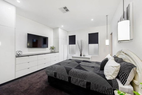 BENGALEE EXECUTIVE TOWNHOUSE- MODERN & STYLISH - Holiday Find 11