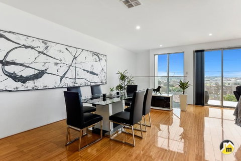 BENGALEE EXECUTIVE TOWNHOUSE- MODERN & STYLISH - Holiday Find 13