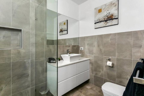 BENGALEE EXECUTIVE TOWNHOUSE- MODERN & STYLISH - Holiday Find 14
