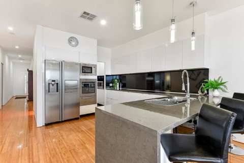 BENGALEE EXECUTIVE TOWNHOUSE- MODERN & STYLISH - Holiday Find 4