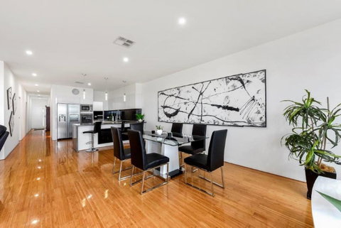 BENGALEE EXECUTIVE TOWNHOUSE- MODERN & STYLISH - Holiday Find 12