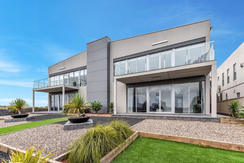BENGALEE EXECUTIVE TOWNHOUSE- MODERN & STYLISH - Holiday Find 1