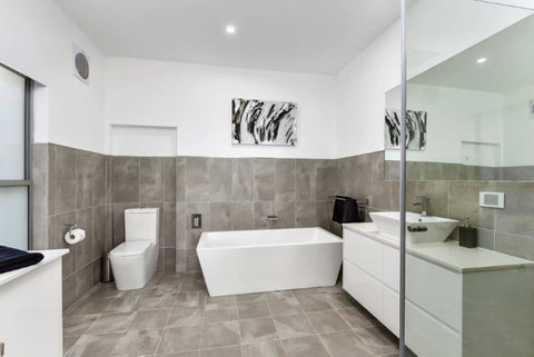 BENGALEE EXECUTIVE TOWNHOUSE- MODERN & STYLISH - Holiday Find 8