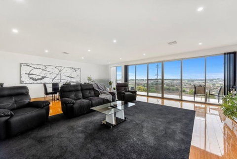 BENGALEE EXECUTIVE TOWNHOUSE- MODERN & STYLISH - Holiday Find 0