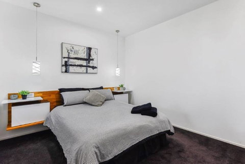 BENGALEE EXECUTIVE TOWNHOUSE- MODERN & STYLISH - Holiday Find 9