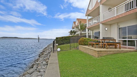 Salt Waterfront Apartment - Holiday Find 4