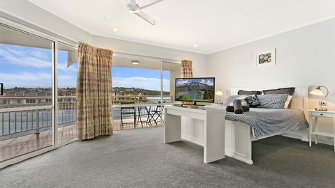 Salt Waterfront Apartment - Holiday Find 10