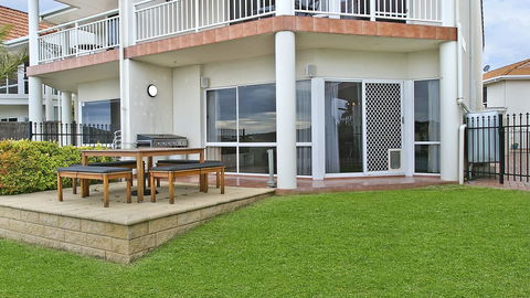 Salt Waterfront Apartment - Holiday Find 6