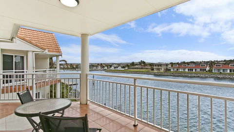 Salt Waterfront Apartment - Holiday Find 9
