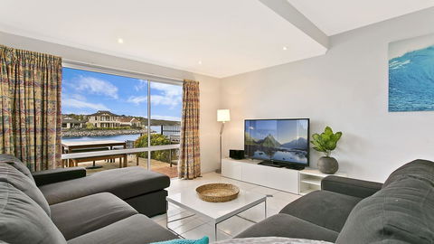 Salt Waterfront Apartment - Holiday Find 5