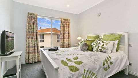 Salt Waterfront Apartment - Holiday Find 12