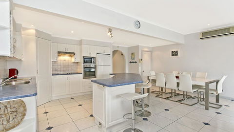 Salt Waterfront Apartment - Holiday Find 1