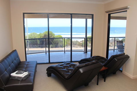 The Lighthouse - Beachfront Accommodation - Holiday Find 5