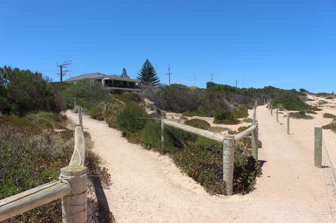 The Lighthouse - Beachfront Accommodation - Holiday Find 11