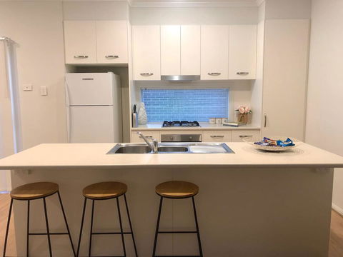 MODERN SPACIOUS 3 BR HOME - NEAR BEACH & AIRPORT - Holiday Find 9