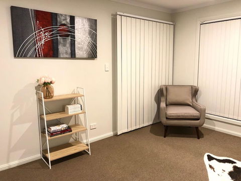 MODERN SPACIOUS 3 BR HOME - NEAR BEACH & AIRPORT - Holiday Find 6