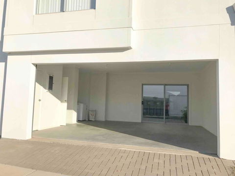 MODERN SPACIOUS 3 BR HOME - NEAR BEACH & AIRPORT - Holiday Find 13