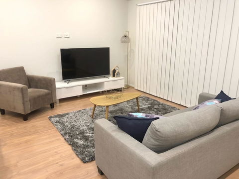 MODERN SPACIOUS 3 BR HOME - NEAR BEACH & AIRPORT - Holiday Find 7