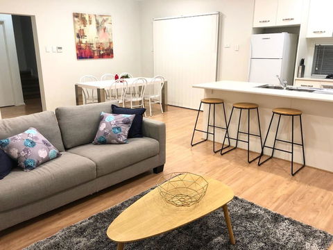MODERN SPACIOUS 3 BR HOME - NEAR BEACH & AIRPORT - Holiday Find 8