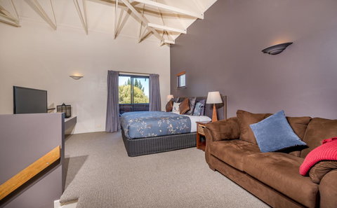 Chimes Spa Retreat - Holiday Find 13