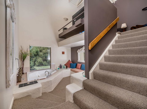 Chimes Spa Retreat - Holiday Find 17