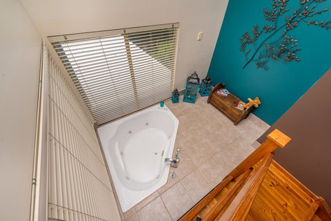 Chimes Spa Retreat - Holiday Find 11