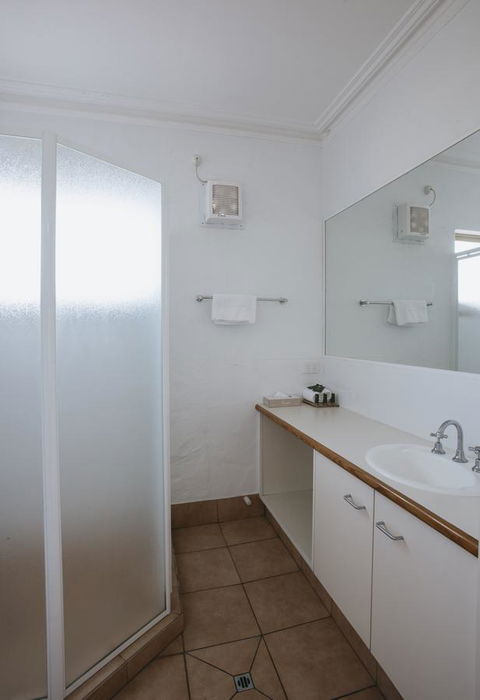 Canal Rocks Beachfront Apartments - Holiday Find 6