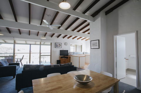 Canal Rocks Beachfront Apartments - Holiday Find 16