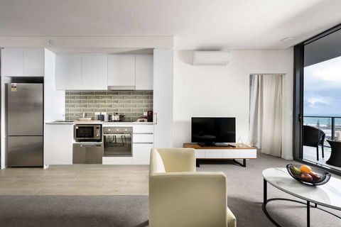 Ramada By Wyndham VetroBlu Scarborough Beach - Holiday Find 17