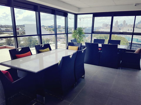 Value Suites Green Square - Holiday Find 12