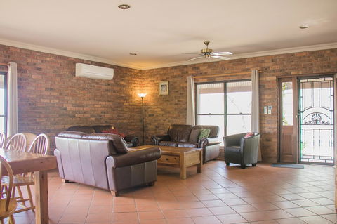 Ironstone Estate Lovedale - Holiday Find 18