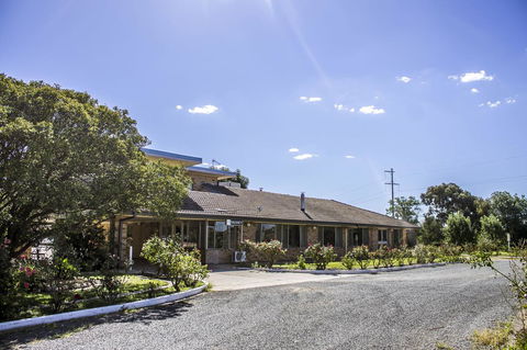 Allonville Gardens Motel - Holiday Find 11