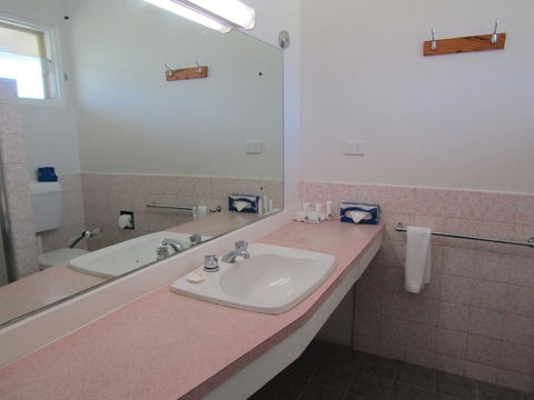 Allonville Gardens Motel - Holiday Find 29