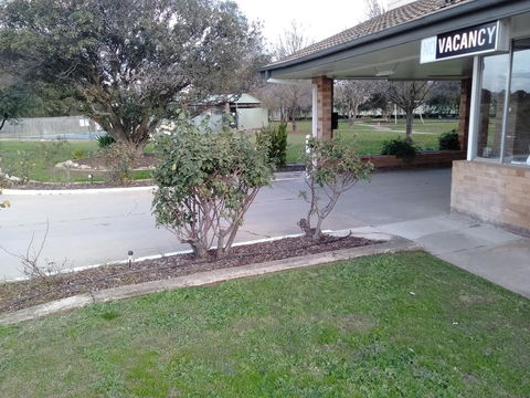 Allonville Gardens Motel - Holiday Find 1
