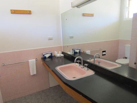 Allonville Gardens Motel - Holiday Find 18