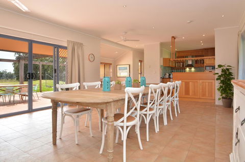 JE Guesthouse, Central To All The Hunter Valley Has To Offer - Holiday Find 0