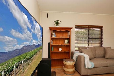 JE Guesthouse, Central To All The Hunter Valley Has To Offer - Holiday Find 5