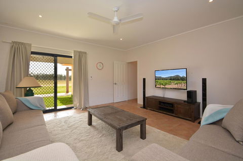 JE Guesthouse, Central To All The Hunter Valley Has To Offer - Holiday Find 4