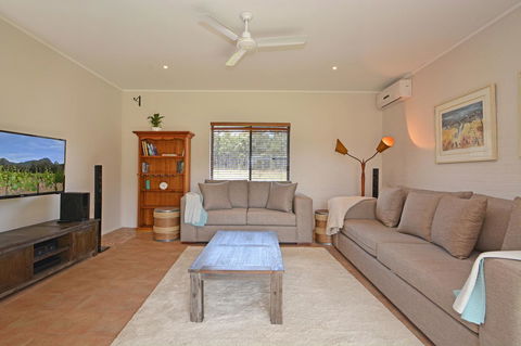 JE Guesthouse, Central To All The Hunter Valley Has To Offer - Holiday Find 3
