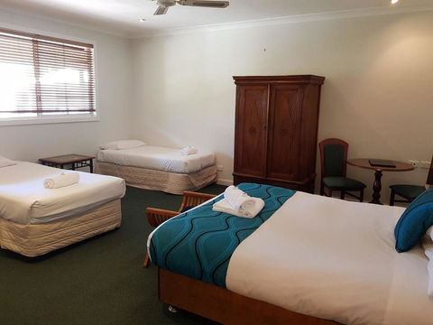 Squid\'s Ink Motel - Holiday Find 9