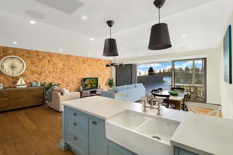 Belle Vue- Penthouse At Black Beach - Holiday Find 4