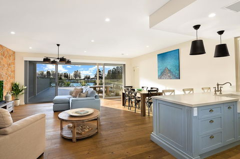 Belle Vue- Penthouse At Black Beach - Holiday Find 3