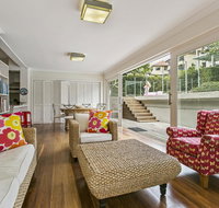 Summery spacious 4 bed home in Kurraba Point - Holiday Find