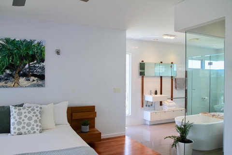 Casuarina Beachfront House - Hostie Properties - Holiday Find 8