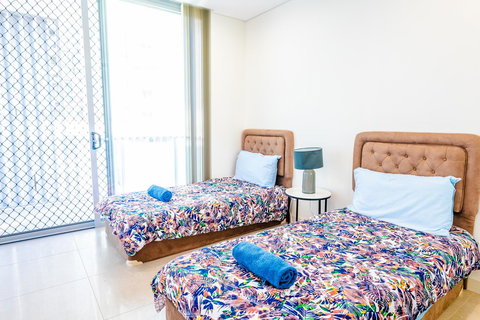 Near Train Station, New 2 BR Apt/free Parking - Holiday Find 28